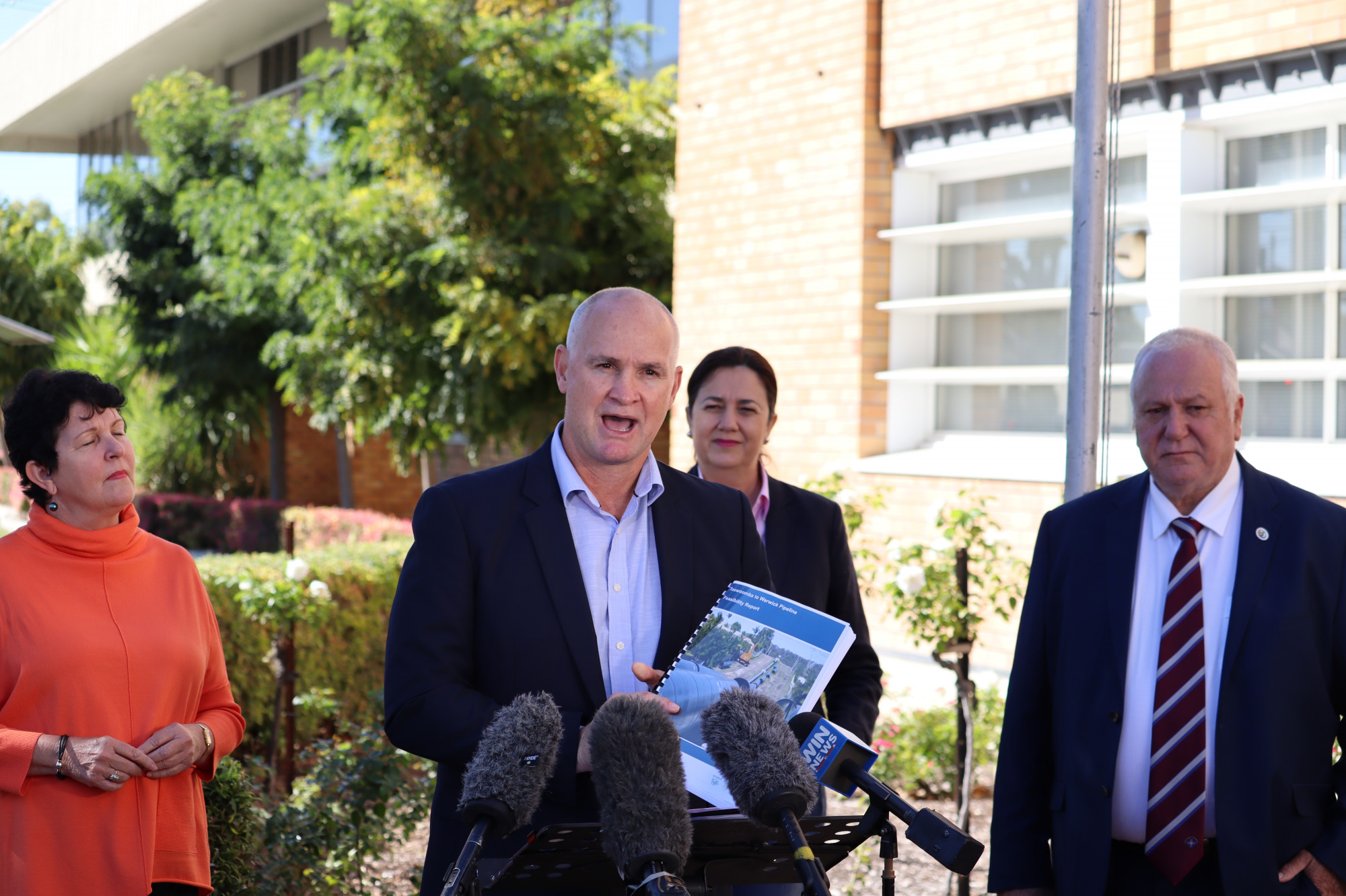 Cr Sommerfield, Minister Glenn Butcher, Premier Annastacia Palaszczuk, SDRC Mayor Vic Pennisi.