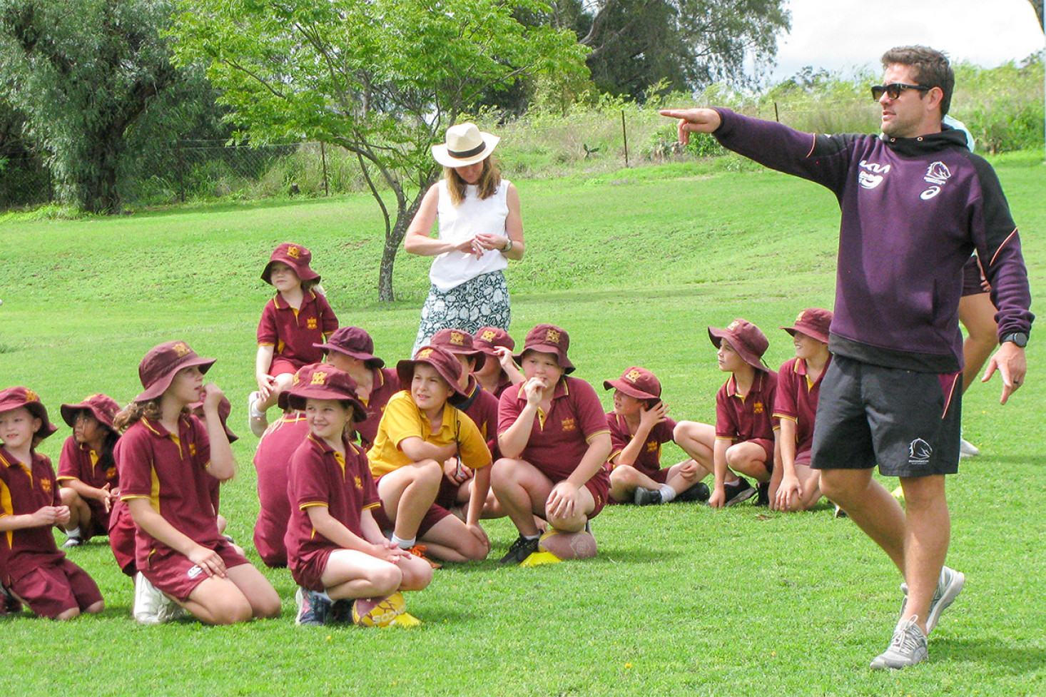 Brisbane Broncos ambassador Andrew McCullough runs a game at Jondaryan State School.