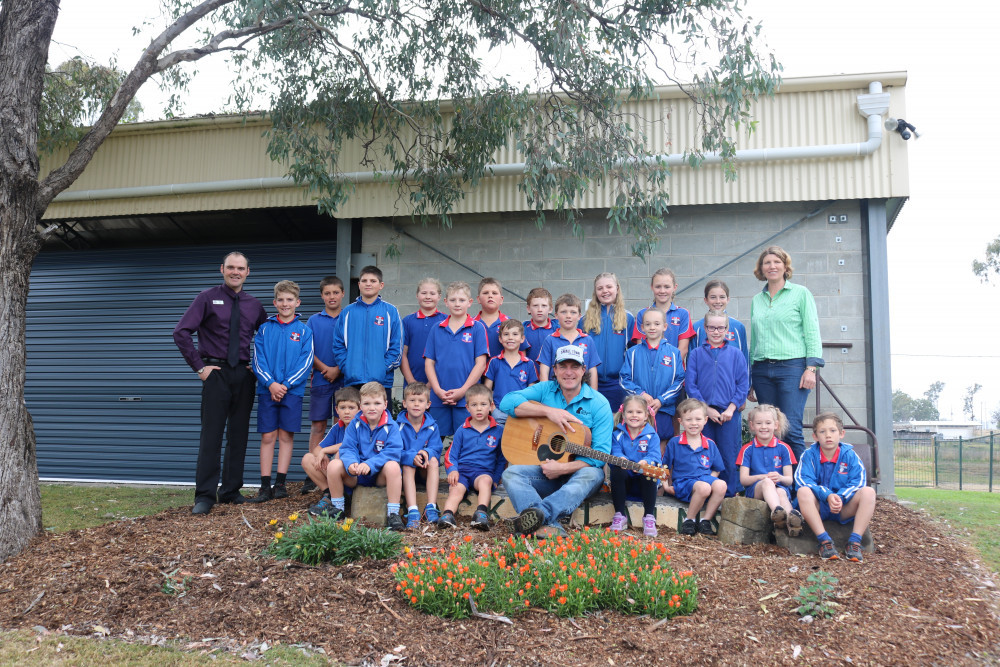 Josh Arnold (centre) with all the Back Plains students.