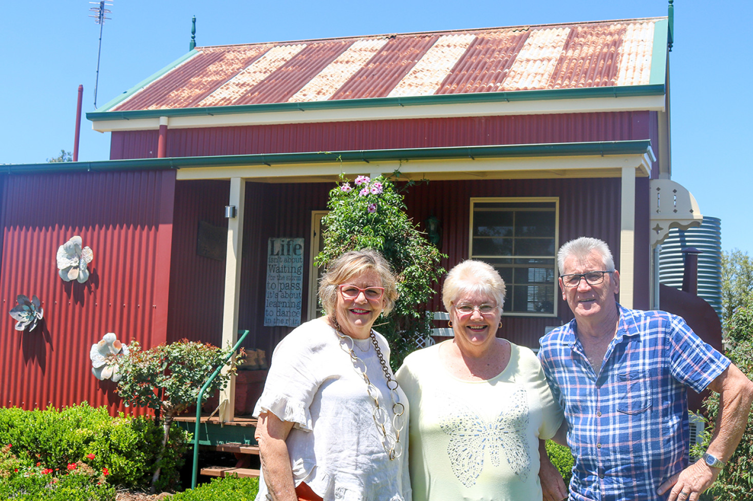 Louise Bazley (left) with Can-Do Cottage guests Jeanette Mockford and her late husband Noel in 2020.