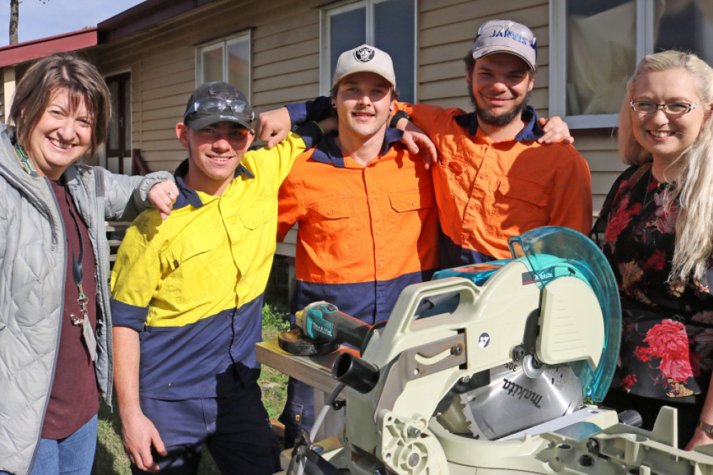 Oakey Youth Project’s Julie Cave (left) and Jondaryan Woolshed general manager Emma Otto (right) with Certificate 1 in Construction participants Jayden, Toby and Jerara.