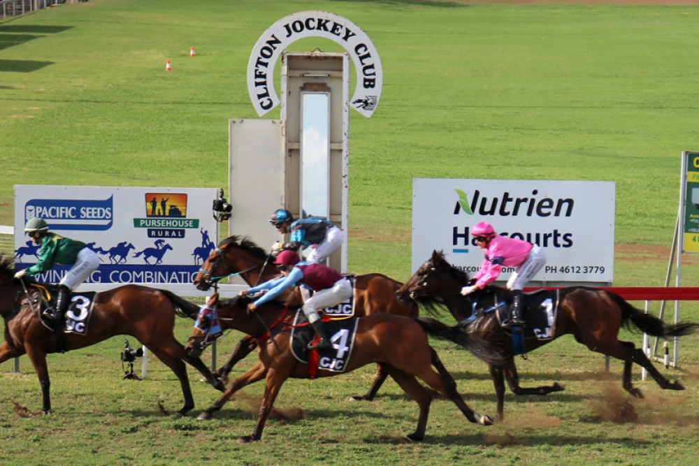 Clifton Races going ahead - feature photo