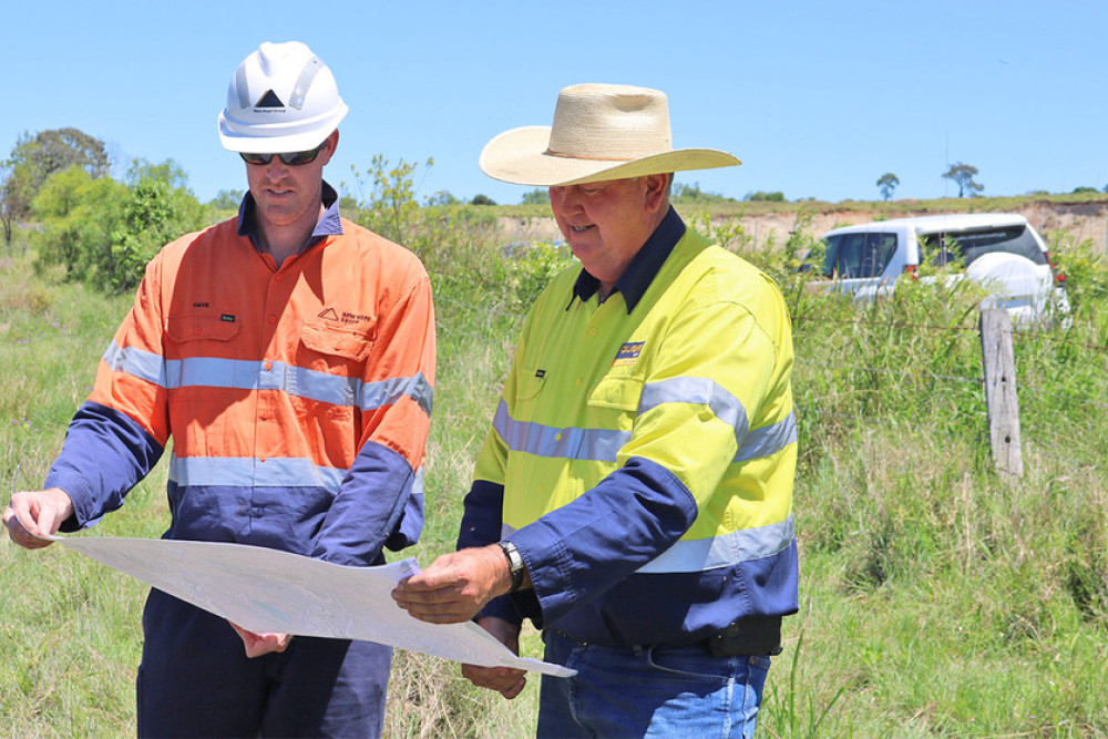 New Acland Operations Manager David O’Dwyer and QUBE Operations Manager Mark Beckman look over the site.