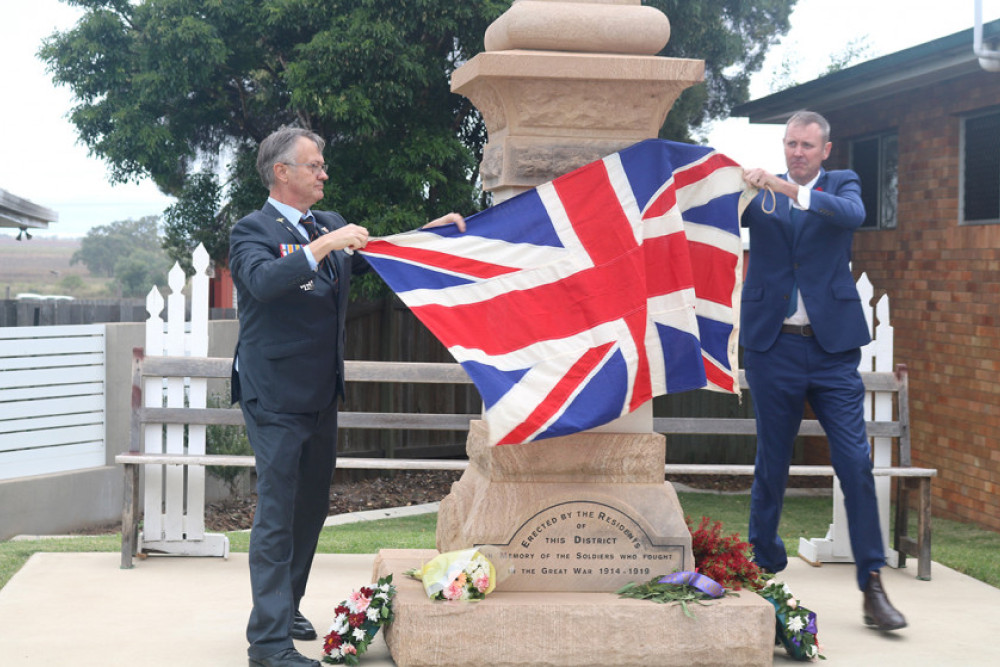 Assisted by Dieter Hitchins, Member for Groom Garth Hamilton (right) unveiled the “Digger” Memorial.