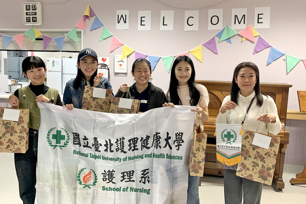 From left: exchange students Candice (Min-Wei), Fanny (Yi-Fan), Julia (Hao-Ru) and Anna (An-Ling) with Professor Katherine Wang.