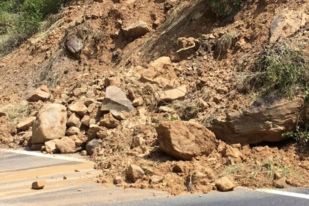 Landslips similar to this on Gatton Clifton Road at Mount Whitestone are numerous at Fordsdale.