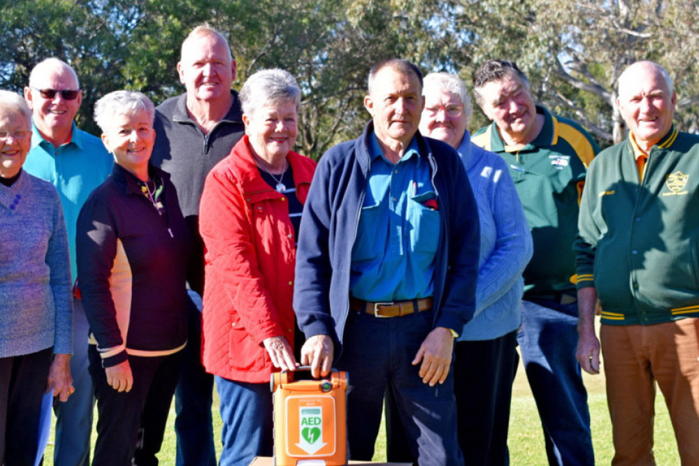 LAC presents defibrillates to golf club - feature photo