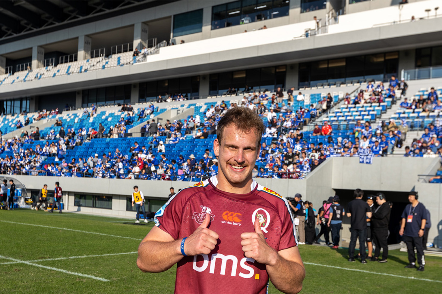 Hamish is all smiles as he proudly wears the Queensland Reds Jersey for the first time. What he didn’t know was that his parents Lisa and Ross were in the grandstand to surprise him having flown over in the hope he would make his Reds debut.