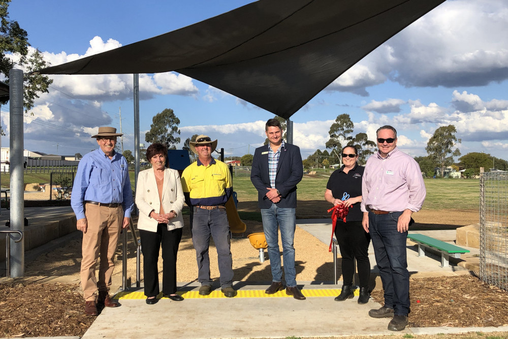Cr Kerry Shine, Cr Carol Taylor, Greg Obst, Cr Tim McMahon, Secretary of Wyreema Hall Sara Howell and TRC Senior Projects/ Business Officer Marcus McInally.