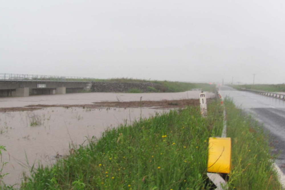 Rising water levels at Kings Creek caused Felton Clifton road to be closed between Clifton and Nobby overnight.