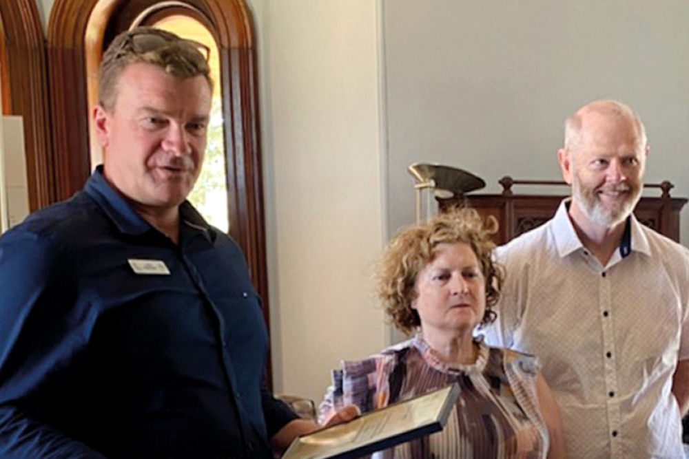 Craig Magnussen QWaLC Director for Murray Darling Region presented the award to President Luise Manning (Pictured with husband David)