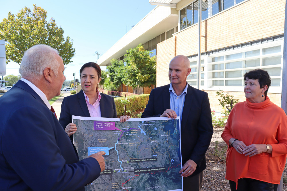 Southern Downs Mayor Vic Pennisi discussing the regional water situation with Premier Annastascia Palaszczuk, Minister for Water Glenn Butcher and Toowoomba Region Councillor Nancy Sommerfield.