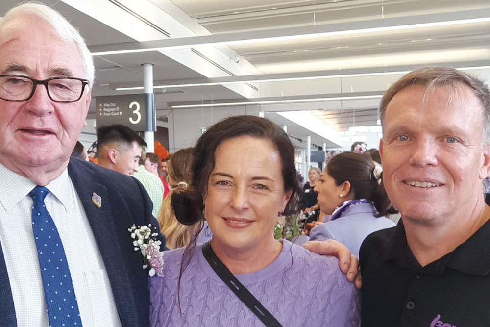 Mayor Paul Antonio (left) welcomes Bonza founder and CEO Tim Jordan and his wife Simone to Toowoomba following their arrival on the airline’s first flight from Melbourne to the Toowoomba Wellcamp Airport.