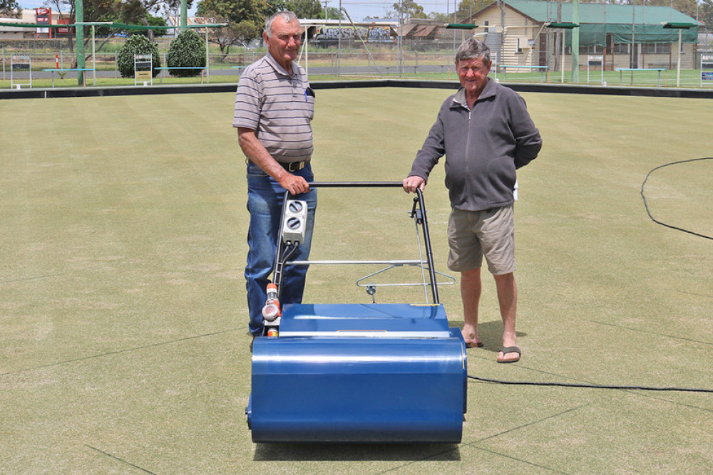 Club President Alan Jackson and Greenkeeper Bob Lucht with the club’s roller, replacing a UK-made one.