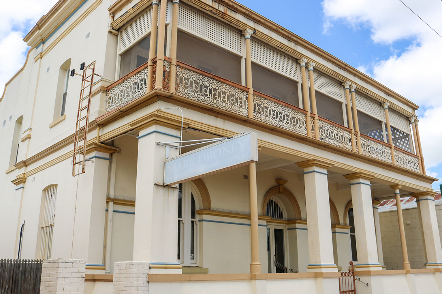 Old bank on the market for $1.5m - feature photo