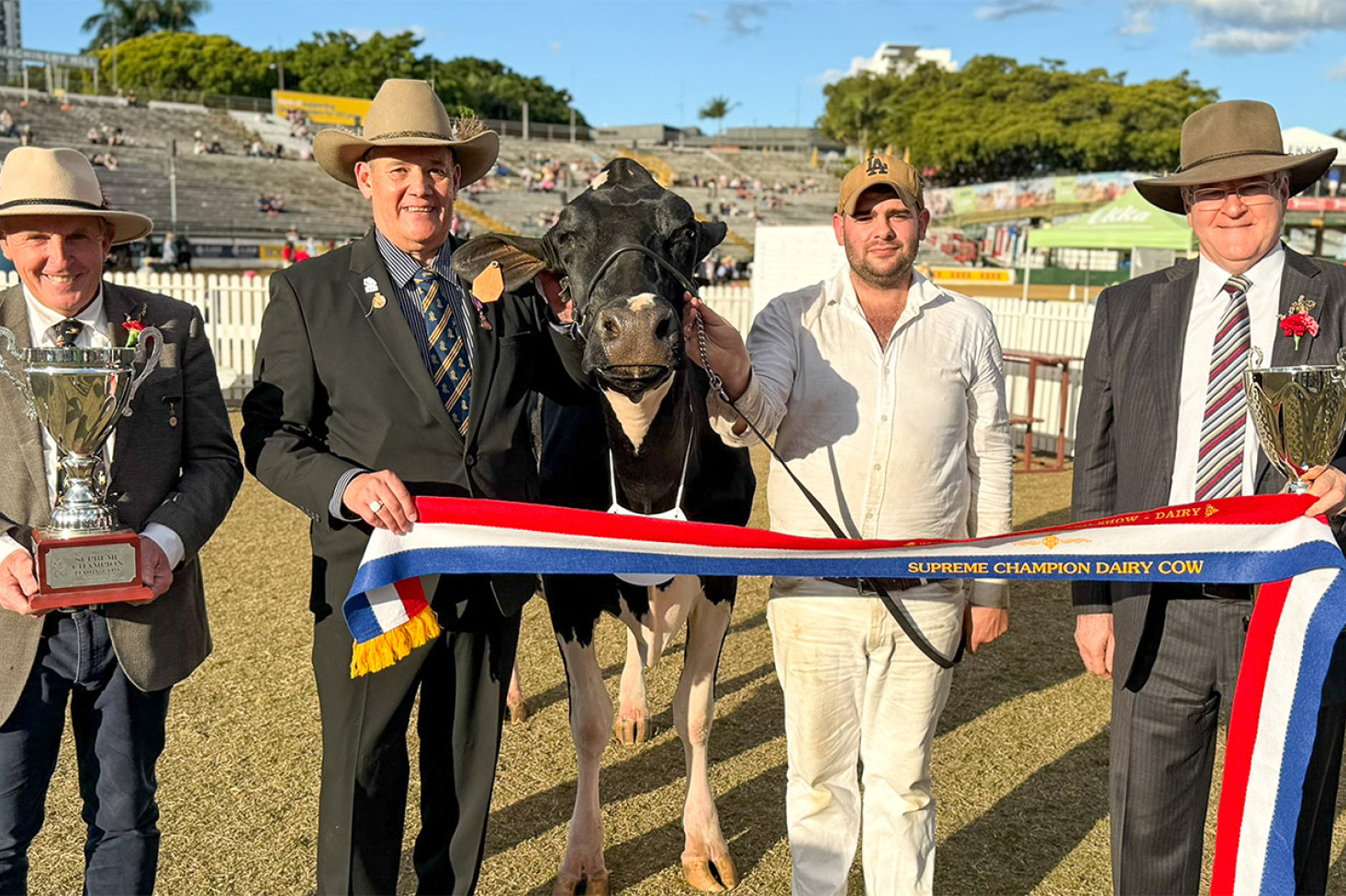 Ardylbar Atwood Maddie-ET with her handler and team and trophies. Photo, Ekka
