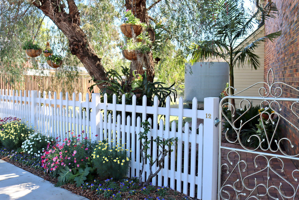 Penny McKinlay award to Nobby gardeners - feature photo