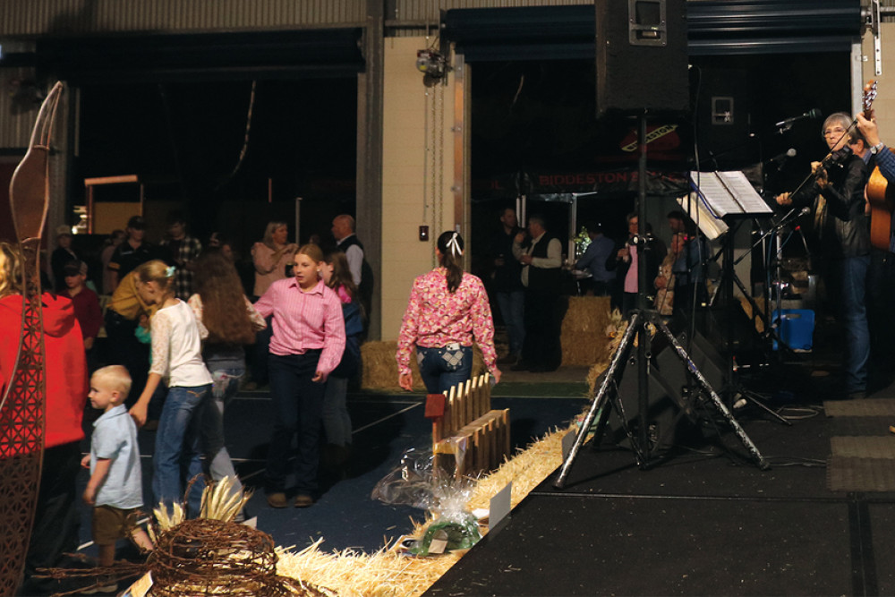 ABOVE: The Ridgee Didge Bush Band performing.