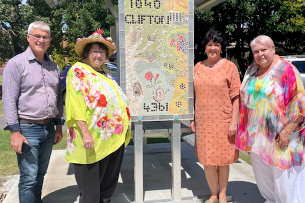 From left: Cr Bill Cahill, Cynthia Conway (Dabblers Publicity Officer), Cr Nancy Sommerfield and Jan Wilson (Dabblers President).