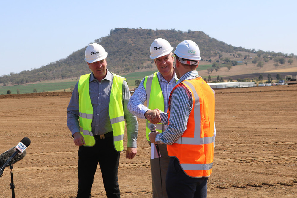 ABOVE: RDO CEO and Director Phil Canning watches on as Agriculture Development Minister Mark Furner shakes hands with FKG Group Manager Jack Gardner.