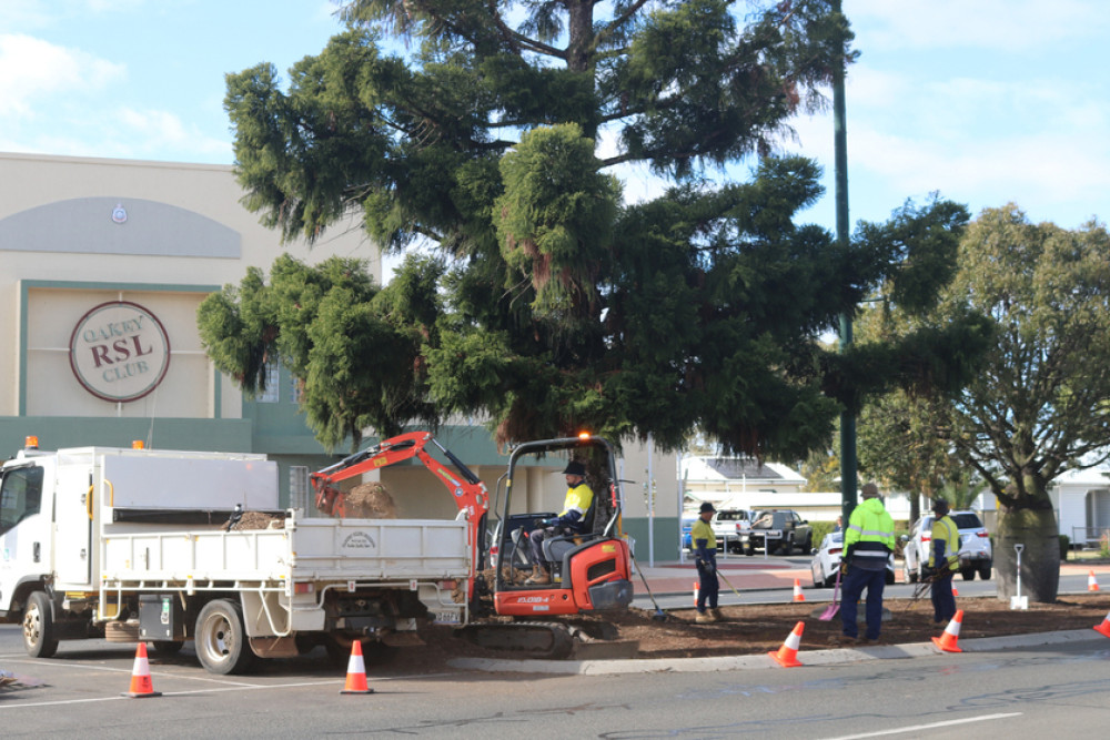 ABOVE: TRC contractors lay new mulch in the garden beds in front of the Oakey R.S.L.