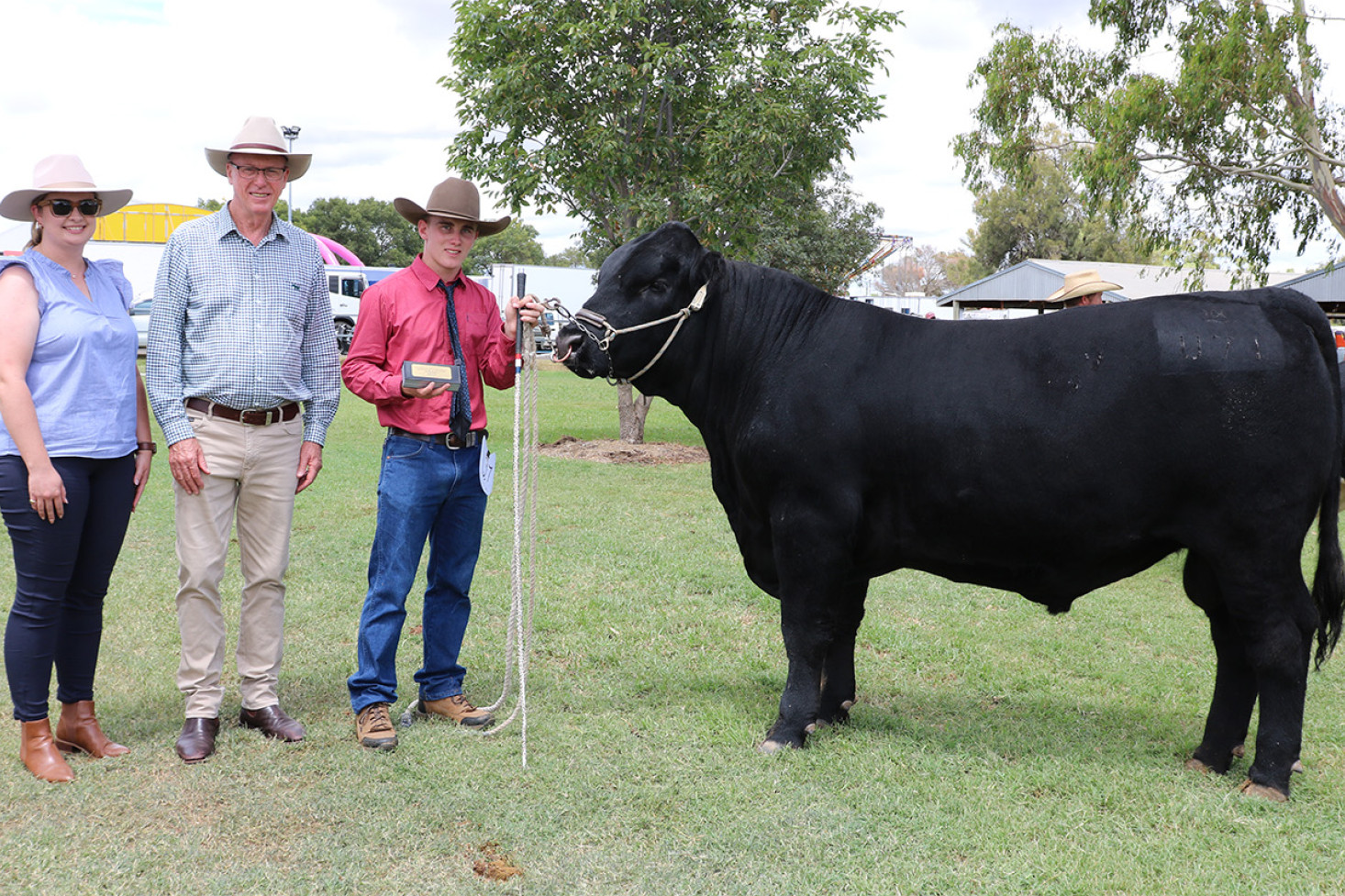 Steve Hayward’s and Kelly Smith’s K5X Angus Stud was awarded the Matthew J. O’Leary Memorial Trophy for the Supreme Champion British Breeds Bull (K5X Uno U71), pictured here with Chloe O’Leary, Member for Condamine Pat Weir and parader Charlie Spina.