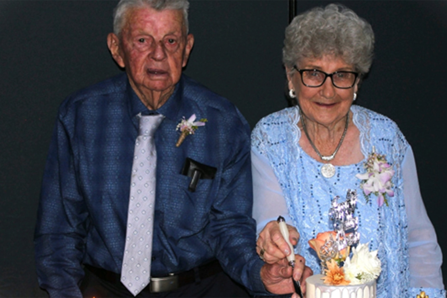 Brian and Vonnie O’Connell cut their anniversary cake.