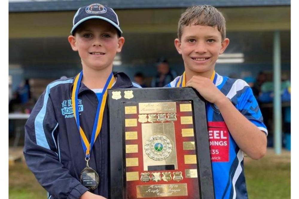 Vice Captain Tom Peters (left) and Captain Mervyn Briggs (right) with the Runners up shield.