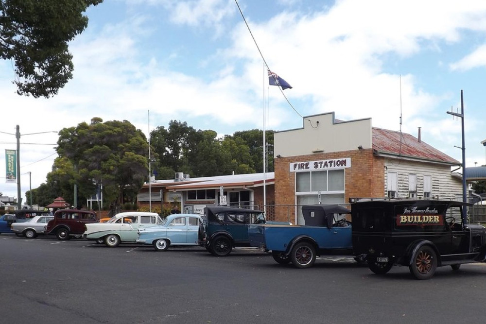 Vintage Vehicles Cruise Into Allora - feature photo